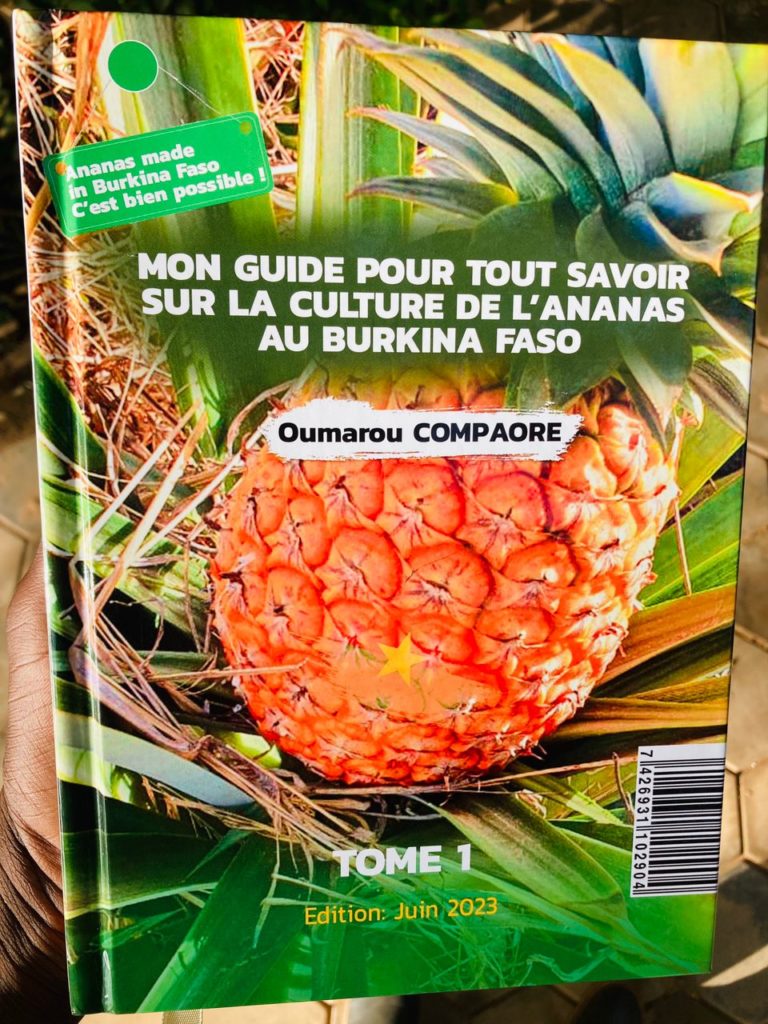 Oumarou Compaoré écrit un livre pour la production de l’ananas made in Burkina Faso